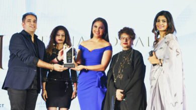 Dr Pratayksha Bhardwaj felicitated as The Most Renowned Weight Loss & laser Expert of India by celebrated actor Lara Dutta